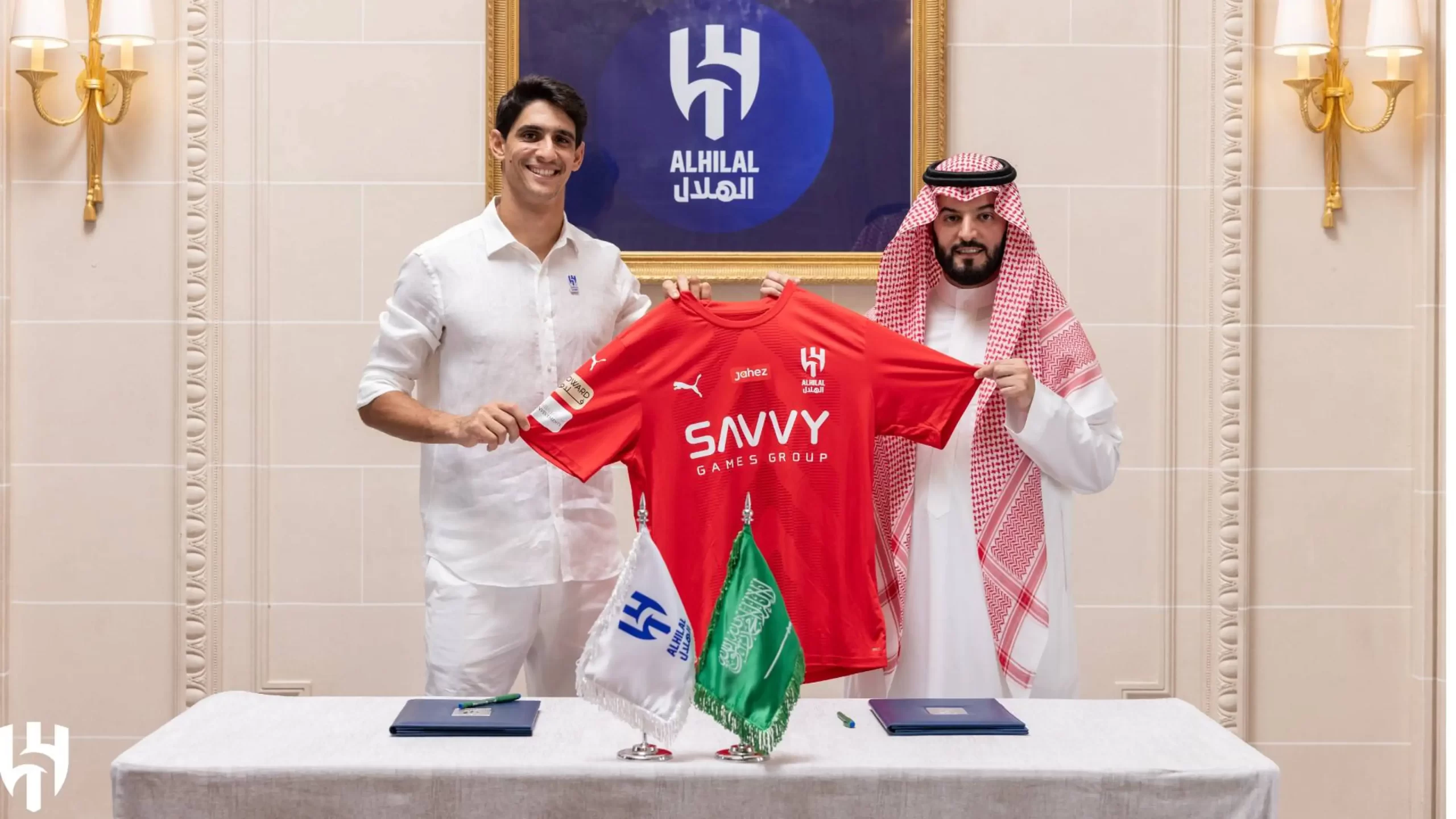 ياسين بونو ينضم رسميًا إلى الهلال السعودي